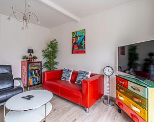 Stijlvolle binnenruimte in Bungalowpark 't Luwe Land, Texelfan, De Dennen, Texel. Gezellige woonkamer met kleurrijke accenten in het vakantiehuis.