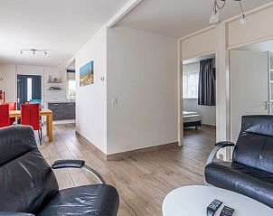 Open leefruimte in Bungalowpark 't Luwe Land, Texelfan, De Dennen, Texel. Ruime woonkamer met toegang tot de slaapkamer in de vakantiewoning.