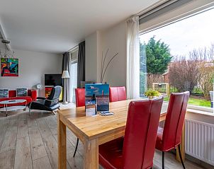 Gezellige eetruimte in Bungalowpark 't Luwe Land, Texelfan, De Dennen, Texel. Eettafel met uitzicht op de tuin in de vakantiewoning.