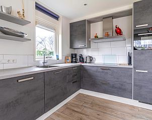 Moderne keuken in Bungalowpark 't Luwe Land, Texelfan, De Dennen, Texel. Volledig uitgeruste keuken in de vakantieaccommodatie.