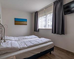 Comfortabele slaapkamer in Bungalowpark 't Luwe Land, Texelfan, De Dennen, Texel. Ruime slaapkamer met natuurlijke lichtinval in de vakantiewoning.