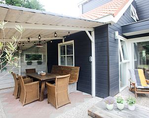 Gezellige veranda bij Bungalowpark Gortersmient - Blommenzee, De Dennen, Texel. Ideaal voor buiten dineren.