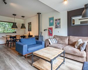 Stijlvolle woonkamer in Bungalowpark Gortersmient - Blommenzee, De Dennen, Texel. Comfortabele zitruimte.