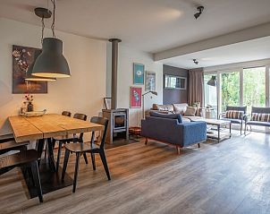 Eet- en zithoek in Bungalowpark Gortersmient - Blommenzee, De Dennen, Texel. Gezellige binnenruimte.