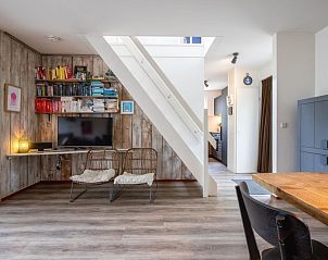 Moderne woonkamer met boekenplanken in Bungalowpark Gortersmient - Blommenzee, De Dennen, Texel.