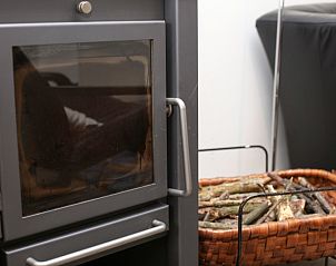 Knusse houtkachel in Bungalowpark Gortersmient - Blommenzee, De Dennen, Texel. Perfect voor koude avonden.