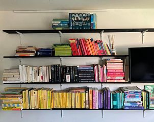 Kleurrijke boekencollectie in Bungalowpark Gortersmient - Blommenzee, De Dennen, Texel. Inspirerende leeshoek.