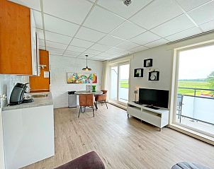 Open keuken en eetruimte in Appartement Bos en Duin 19, De Dennen, Texel met moderne voorzieningen.
