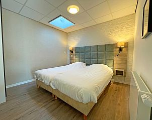 Comfortabele slaapkamer met twee bedden in Appartement Bos en Duin 19, Texel voor een ontspannen verblijf.