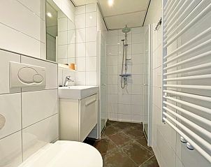 Moderne badkamer met douche in Appartement Bos en Duin 19, De Dennen, Texel voor optimaal comfort.