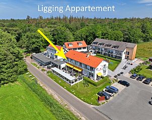 Luchtfoto van de ligging van Appartement Bos en Duin 19 in De Dennen, Texel omgeven door natuur.