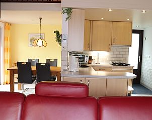 Gezellige keuken en eetruimte in Vakantiehuis Gortersmient 300, De Dennen, Texel. Comfortabele vakantiewoning met moderne voorzieningen.