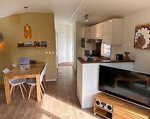 Gemtlicher Innenbereich des Vakantiepark de Bremakker - Weideveld 57, Ferienhaus in De Dennen, Texel mit moderner Kche und Esszimmer.