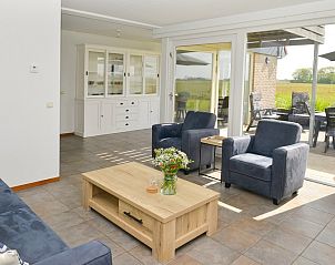 Helles Wohnzimmer im Ferienhaus De Mispel, De Dennen, Texel mit komfortabler Einrichtung.