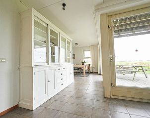 Esszimmer in De Mispel, Ferienhaus in De Dennen, Texel mit Blick auf die Natur.