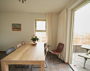 Essecke im Ferienhaus De Mispel, De Dennen, Texel mit groen Fenstern und viel Licht.