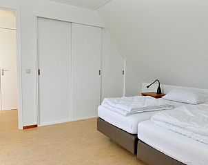 Gerumiges Schlafzimmer im Ferienhaus De Mispel, De Dennen, Texel mit bequemen Betten.
