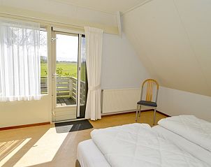 Schlafzimmer mit Balkon im Ferienhaus De Mispel, De Dennen, Texel mit schner Aussicht.