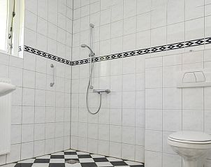 Badezimmer im Ferienhaus De Mispel, De Dennen, Texel mit moderner Dusche.