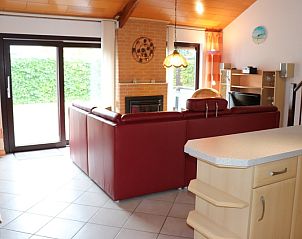 Ruime zithoek met open haard in Vakantiehuis Gortersmient 300, De Dennen, Texel. Perfect vakantiehuis voor ontspanning op de Waddeneilanden.