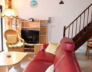 Gezellige zithoek met televisie in Vakantiehuis Gortersmient 300, De Dennen, Texel. Perfect voor ontspanning na een dag op Texel.