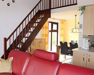 Open indeling met trap en keuken in Vakantiehuis Gortersmient 300, De Dennen, Texel. Vakantiewoning met moderne faciliteiten.