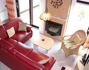 Luxe woonkamer met open haard in Vakantiehuis Gortersmient 300, De Dennen, Texel. Gezellig vakantiehuis op de Waddeneilanden.