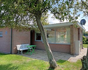Der Bungalowpark Uterste Coogh - Bungalow 84 in De Dennen, Texel, verfgt ber eine schne Terrasse in grner Umgebung.