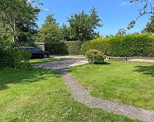 Parkplatz und grne Umgebung im Bungalowpark Uterste Coogh - Bungalow 84, De Dennen, Texel, ideal fr Auto und Entspannung.