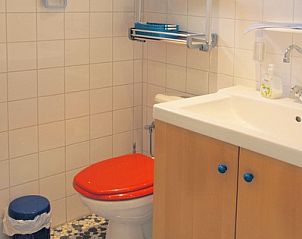 Stilvolles Badezimmer im Bungalowpark Uterste Coogh - Bungalow 84, De Dennen, Texel, mit farbenfrohen Akzenten und modernen Annehmlichkeiten.