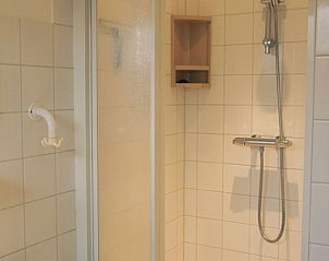 Praktische Dusche im Bungalowpark Uterste Coogh - Bungalow 84, De Dennen, Texel, mit modernen Ausstattungen und Komfort.