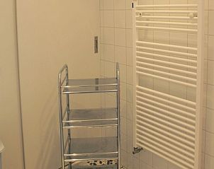 Praktischer Stauraum im Bungalowpark Uterste Coogh - Bungalow 84, De Dennen, Texel, mit Heizregal und stilvollen Details.