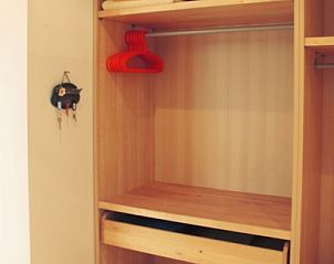 Gerumiger Kleiderschrank im Bungalowpark Uterste Coogh - Bungalow 84, De Dennen, Texel, mit viel Stauraum und praktischer Aufteilung.