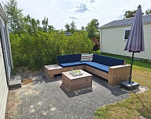 Gerumige Terrasse im Ferienhaus Vakantiepark de Bremakker - Akkerveld 23 in De Dennen, Texel mit bequemen Sitzgelegenheiten.