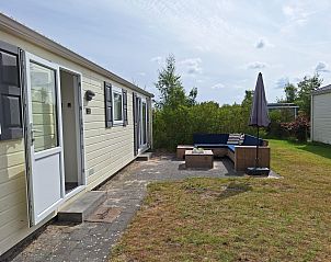 Modernes Wohnzimmer im Ferienhaus Vakantiepark de Bremakker - Akkerveld 23, De Dennen, Texel mit Sitzecke und Esstisch.