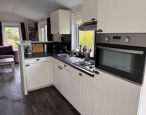 Offenes Wohnzimmer und Kche im Ferienpark de Bremakker - Akkerveld 23, De Dennen, Texel mit Zugang zur Terrasse.