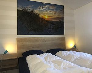 Komfortables Schlafzimmer mit zwei Einzelbetten im Vakantiepark de Bremakker - Akkerveld 23, De Dennen, Texel.