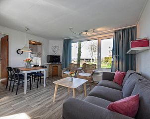 Gemtliches Wohnzimmer im Ferienhaus Langsteert, De Dennen, Texel mit Blick auf die Natur.