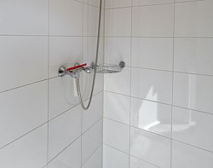 Elegantes Badezimmer mit Dusche im Ferienhaus Langsteert, De Dennen, Texel.