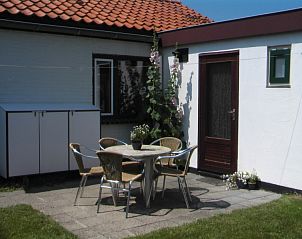 Sonnige Terrasse mit Sitzgelegenheit im Ferienhaus Langsteert, De Dennen, Texel.