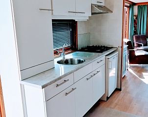 Moderne keuken in Vakantiepark De Koorn-aar - Chalet 102 type C, De Dennen, Texel met alle benodigde apparatuur voor koken.