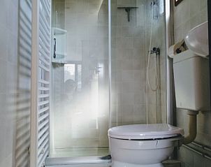 Badkamer in Vakantiepark De Koorn-aar - Chalet 102 type C, De Dennen, Texel met douche en moderne voorzieningen.