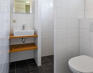 Elegantes Badezimmer in der Unterkunft Typ 2 - 6 Personen, De Dennen, Texel, mit moderner Ausstattung.