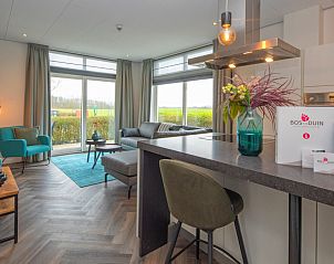 Gerumiges Wohnzimmer im Apartment Bos en Duin 01, De Dennen, Texel mit Blick auf die Natur.