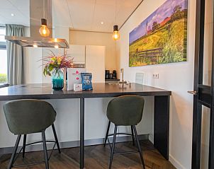 Schlafzimmer mit Kingsize-Bett im Appartement Bos en Duin 01, De Dennen, Texel fr hchsten Komfort.