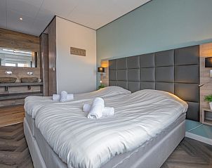 Modernes Badezimmer im Apartment Bos en Duin 01, De Dennen, Texel mit Doppelwaschbecken.