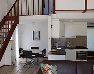 Gemtliches Wohnzimmer im Ferienhaus Gortersmient 260, De Dennen, Texel, mit moderner Kche und Essecke.