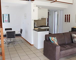 Gerumiger Innenraum mit Kche und Sitzecke im Ferienhaus Gortersmient 260, De Dennen, Texel.