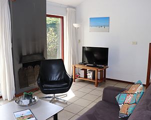 Gemtliches Wohnzimmer mit Kamin im Ferienhaus Gortersmient 260, De Dennen, Texel, ideal zum Entspannen.