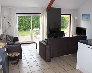 Helles Wohnzimmer mit Blick auf den Garten im Ferienhaus Gortersmient 260, De Dennen, Texel.